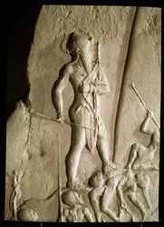 Estela de la Victoria de Naram-Sin (2225-2185 a.C.) Rey de Akkad sobre los Lullubi, Periodo Acadio, c.2230 (arenisca rosa) (detalle)